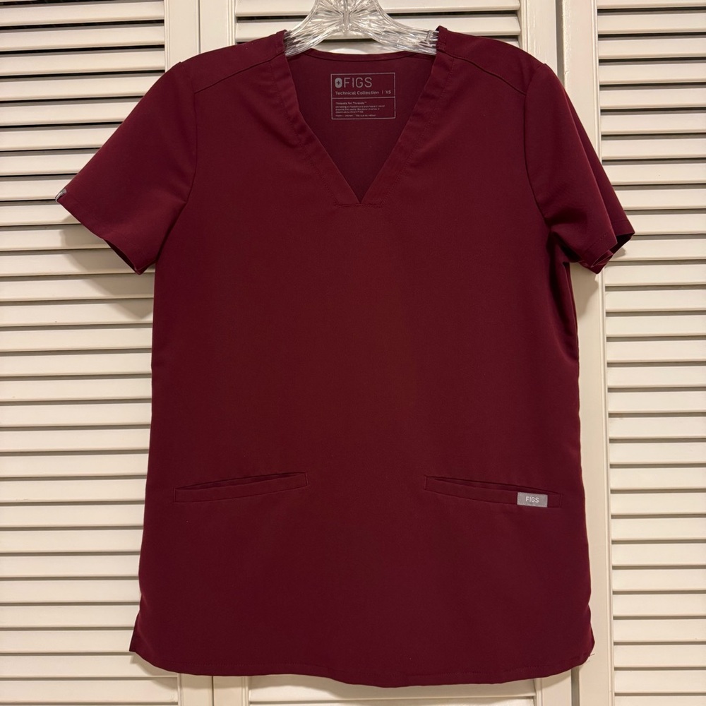 FIGS Casma three pocket scrub top